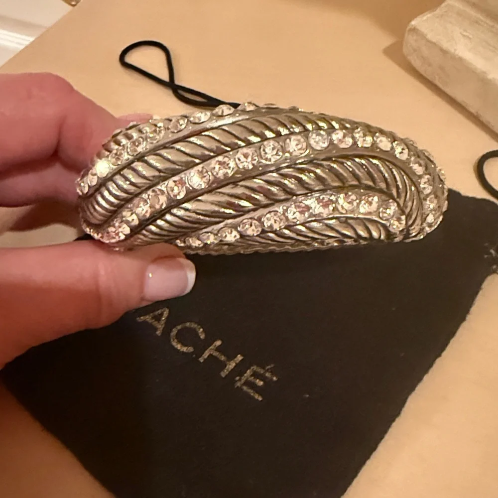 Cache stylish silver
